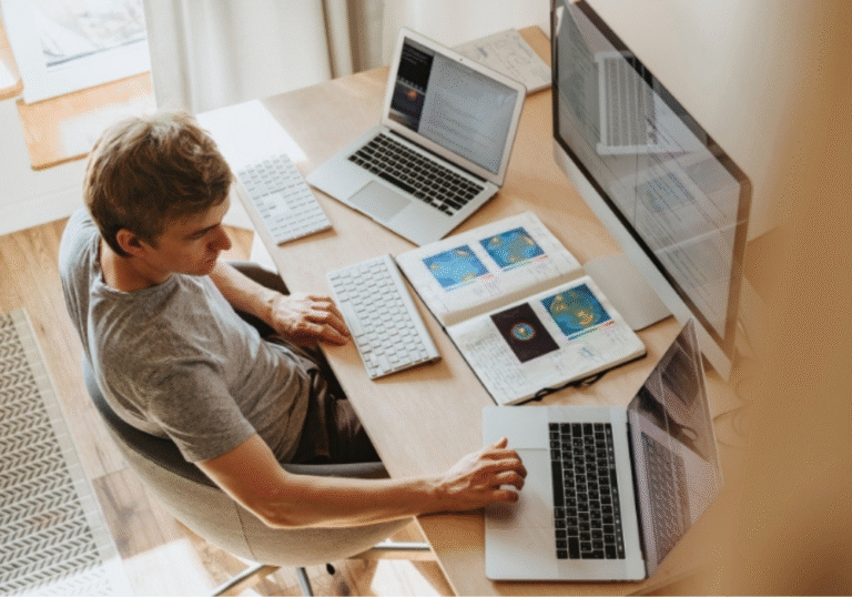 Un Webdesigner concentré sur la création d'un site web, mettant en œuvre des fonctionnalités et un design attrayant.Photo de olia danilevich: https://www.pexels.com/fr-fr/photo/homme-bureau-ordinateur-portable-travailler-4974914/