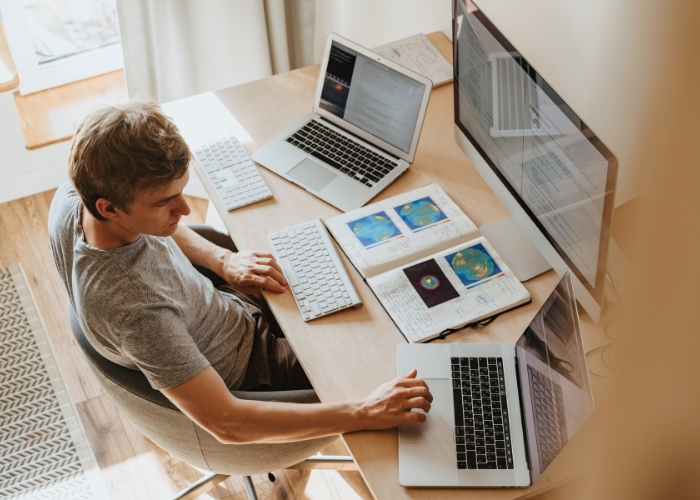 Un Webdesigner concentré sur la création d'un site web, mettant en œuvre des fonctionnalités et un design attrayant.
Photo de olia danilevich: https://www.pexels.com/fr-fr/photo/homme-bureau-ordinateur-portable-travailler-4974914/