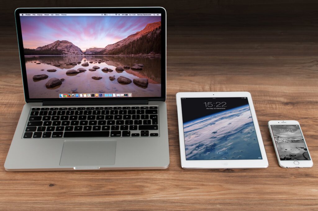 Affichage adaptatif : Ordinateur, tablette et téléphone
Photo de Pixabay: https://www.pexels.com/fr-fr/photo/macbook-pro-a-cote-de-l-ipad-blanc-4158/