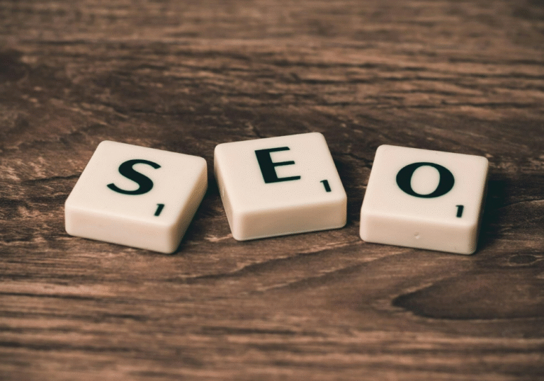 Les lettres "S", "E" et "O" disposées sur une table de jeu Scrabble, formant le mot "SEO".Photo de Pixabay : Photo de Pixabay: https://www.pexels.com/fr-fr/photo/trois-tuiles-de-scrabble-blanc-et-noir-sur-une-surface-en-bois-marron-270637/