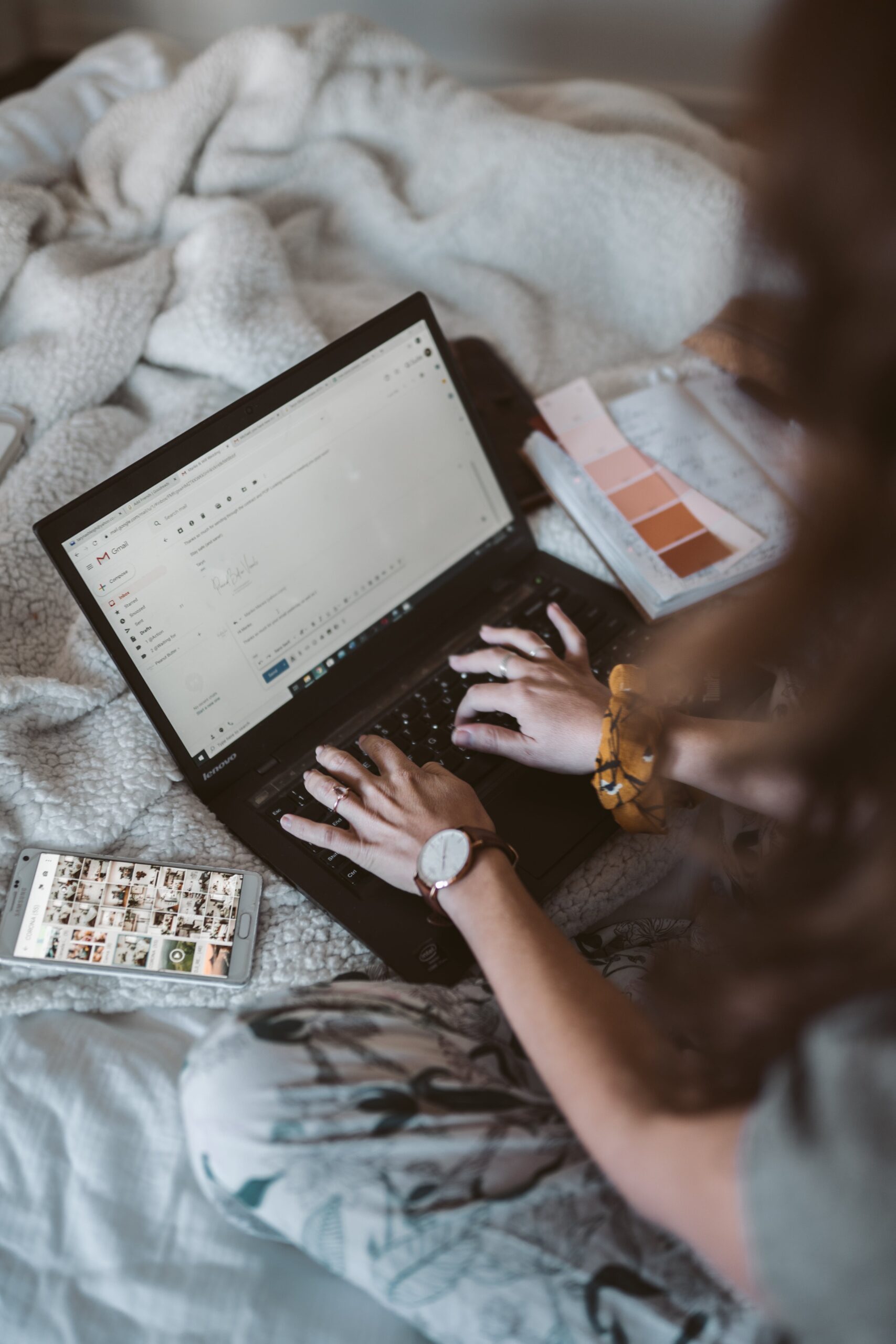 Personne écrivant sur son ordinateur et envoyant un e-mail