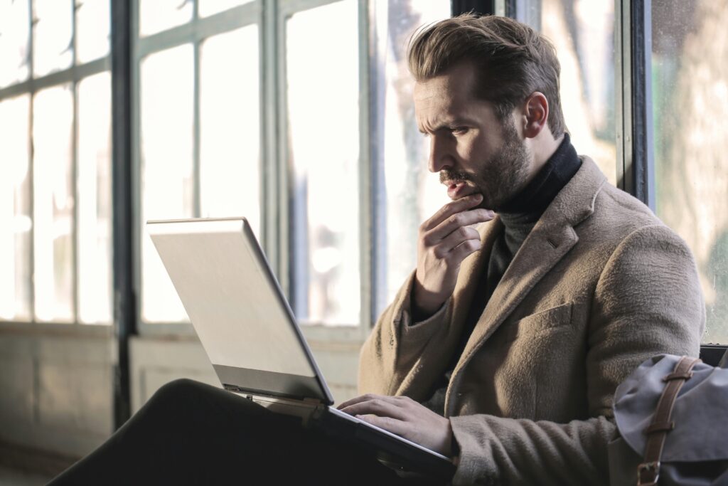 Personne Concentrée Devant un Ordinateur - Tentative de Compréhension