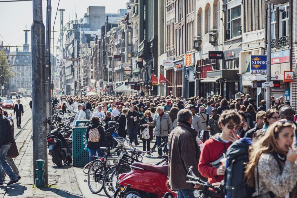 Foule dans une Rue Animée d'une Ville