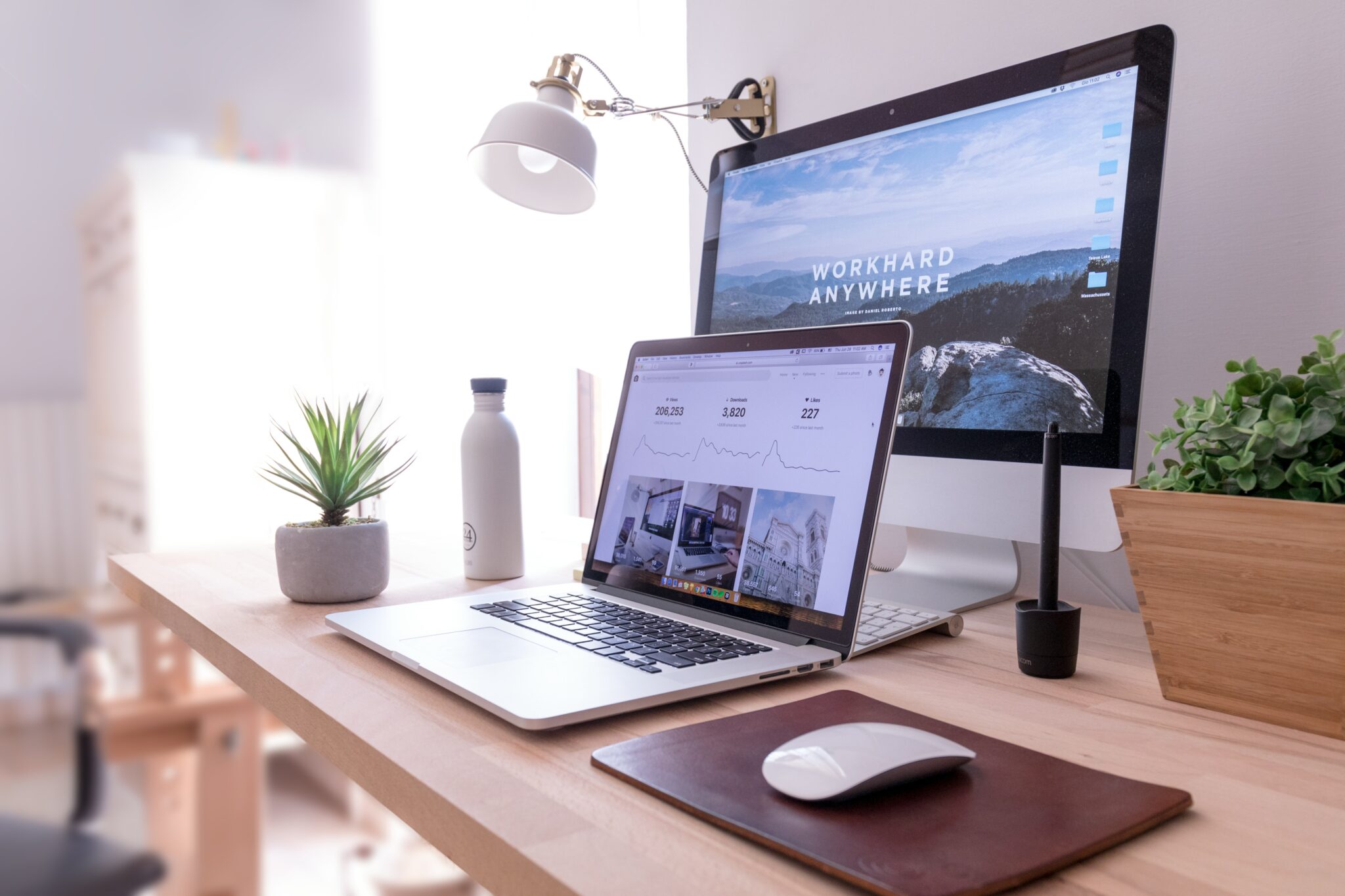 Un double écran sur un bureau affiche un site web récemment créé, illustrant le processus de développement web.

Photo de Domenico Loia : Photo de <a href="https://unsplash.com/fr/@domenicoloia?utm_content=creditCopyText&utm_medium=referral&utm_source=unsplash">Domenico Loia</a> sur <a href="https://unsplash.com/fr/photos/macbook-pro-sur-la-table-a-cote-dun-imac-blanc-et-dune-magic-mouse-hGV2TfOh0ns?utm_content=creditCopyText&utm_medium=referral&utm_source=unsplash">Unsplash</a>
  