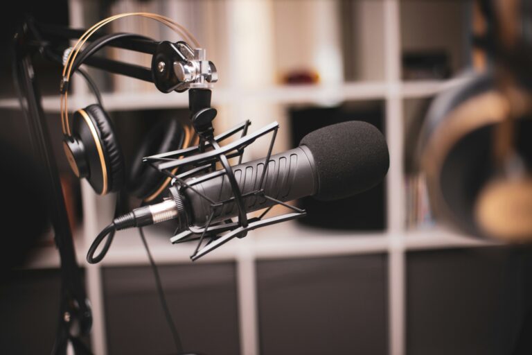 Microphone et Casque dans un Studio d'Enregistrement