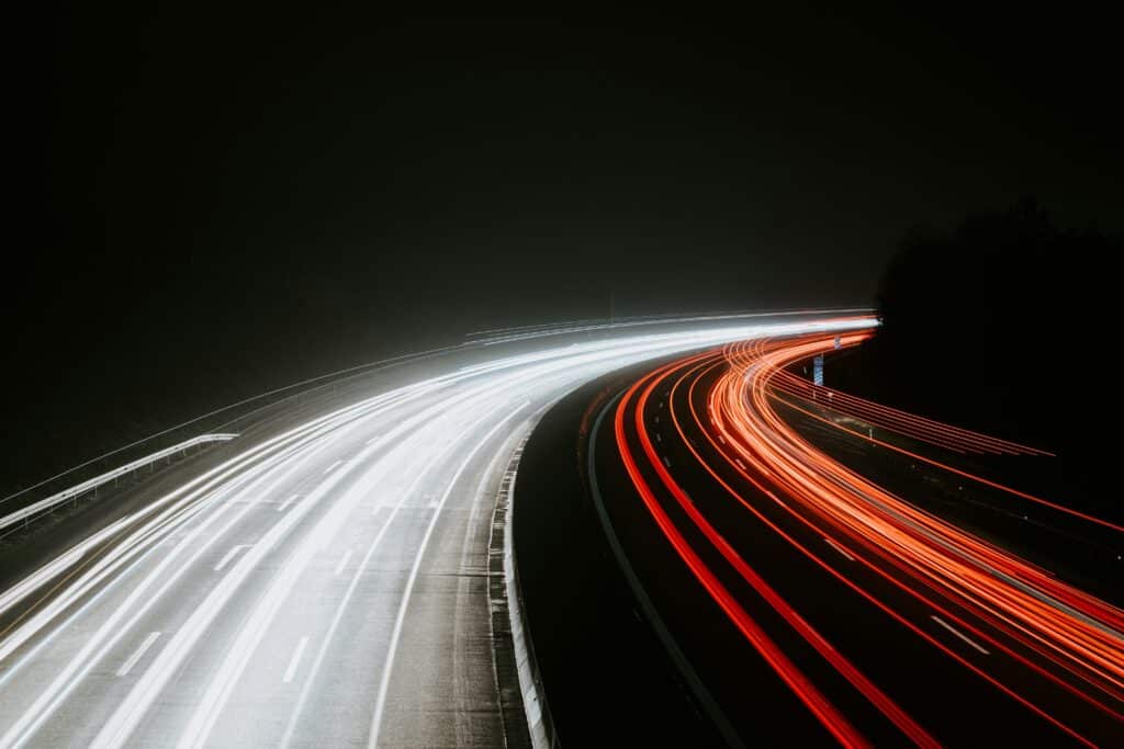 Traînées Lumineuses des Voitures - Mouvement et Énergie Urbaine