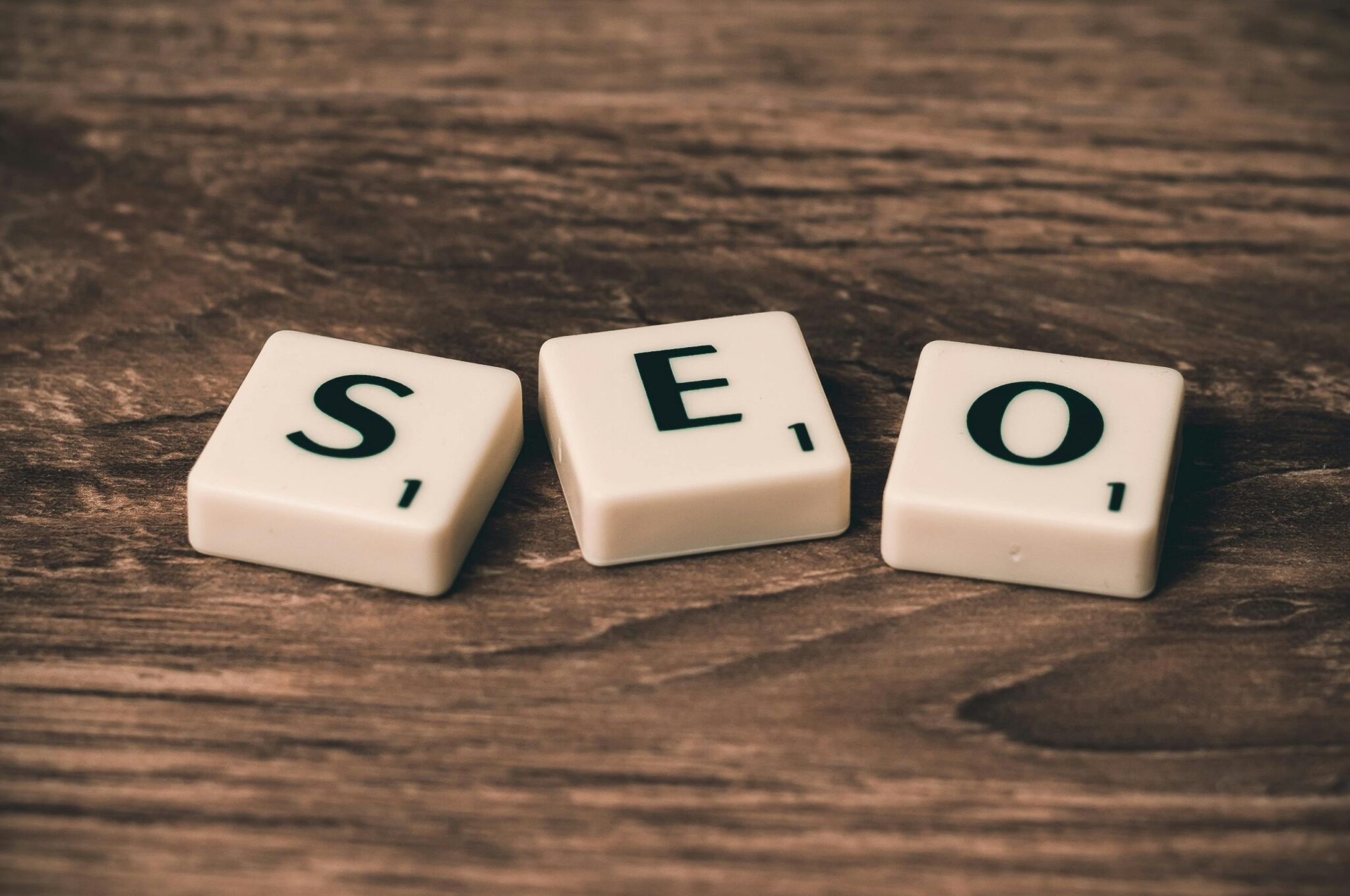 Les lettres "S", "E" et "O" disposées sur une table de jeu Scrabble, formant le mot "SEO".

Photo de Pixabay : Photo de Pixabay: https://www.pexels.com/fr-fr/photo/trois-tuiles-de-scrabble-blanc-et-noir-sur-une-surface-en-bois-marron-270637/