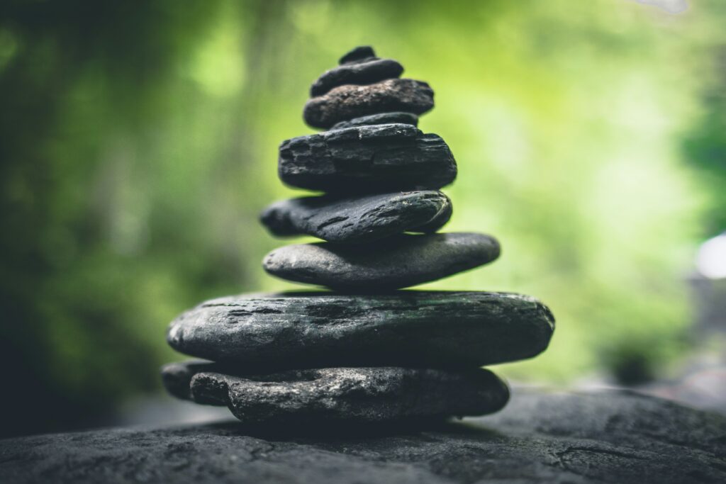 Pile de Pierres Zen sur un Roc - Sérénité au Milieu de la Nature