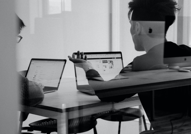 Scène de réunion où une personne discute d'un projet de création de sites webhttps://unsplash.com/fr/photos/photographie-en-contre-plongee-de-gouttes-lumineuses-NDLLFxTELrU?utm_content=creditShareLink&utm_medium=referral&utm_source=unsplash