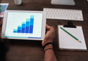Suivi des performances : Résultats des ventes mensuelles sur tablettePhoto de Mikael Blomkvist: https://www.pexels.com/fr-fr/photo/marketing-mains-creatif-bureau-6476589/