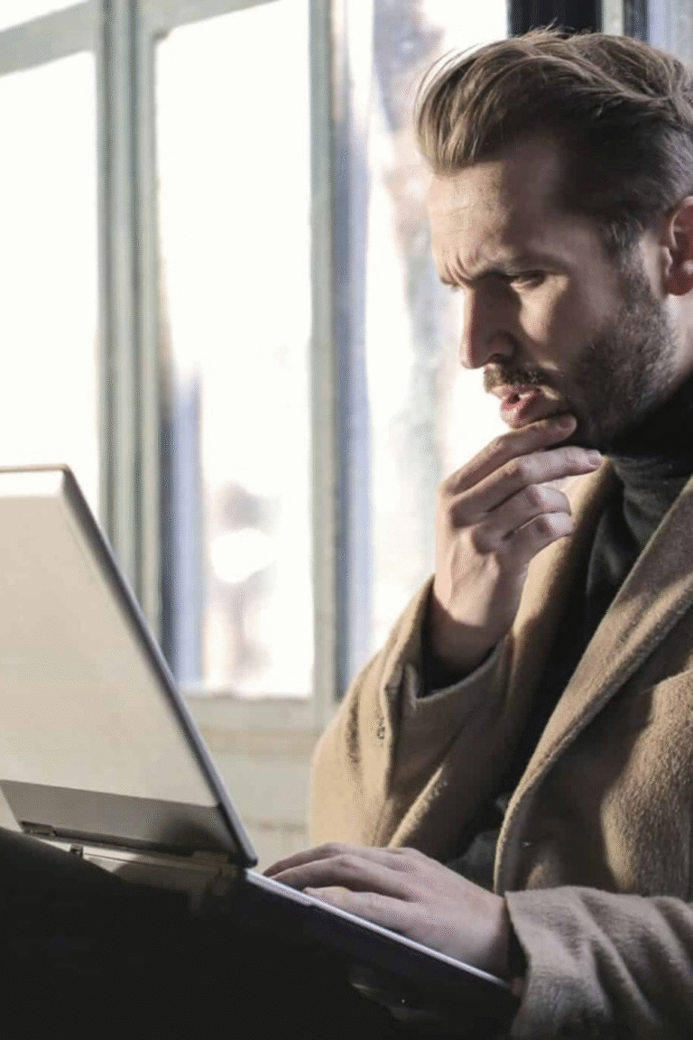 Personne Concentrée Devant un Ordinateur - Tentative de Compréhension