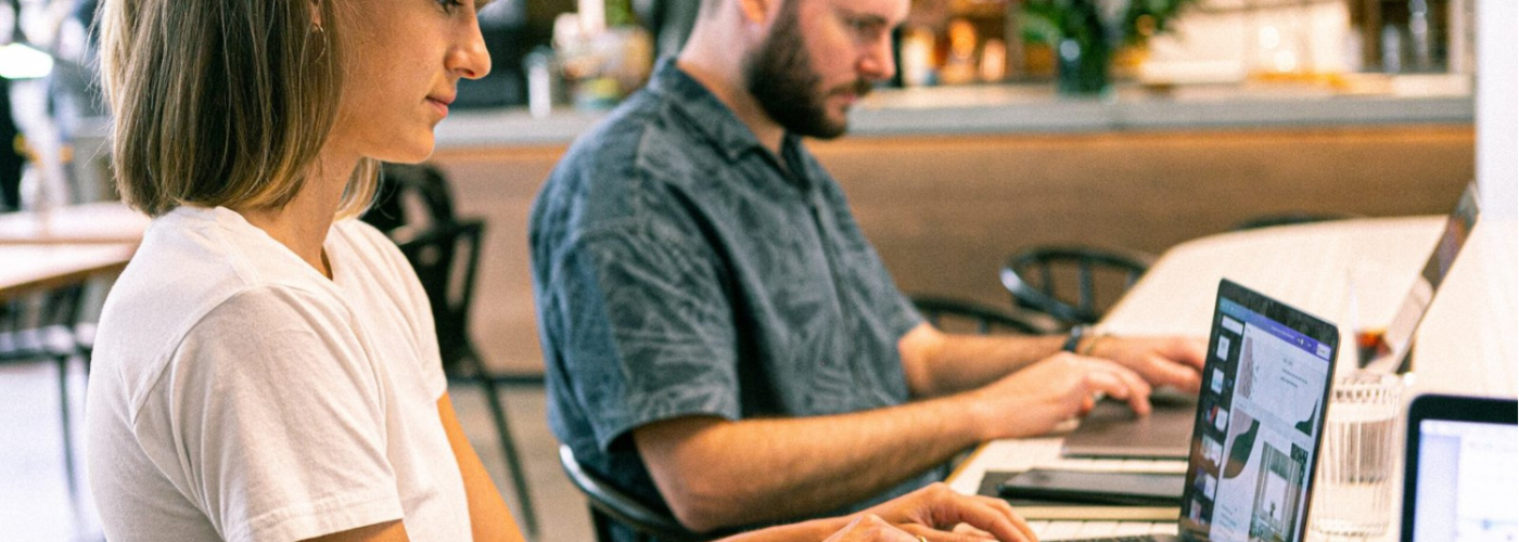 Travail d'équipe : Deux collègues collaborant sur des projetsPhoto de Canva Studio: https://www.pexels.com/fr-fr/photo/photo-de-femme-utilisant-un-ordinateur-portable-3194518/