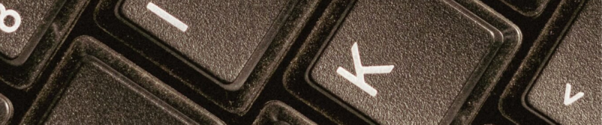 Une vue rapprochée mettant en évidence les détails d'un clavier d'ordinateur.Photo de Iqbal farooz: https://www.pexels.com/fr-fr/photo/ordinateur-portable-industrie-internet-technologie-19164191/