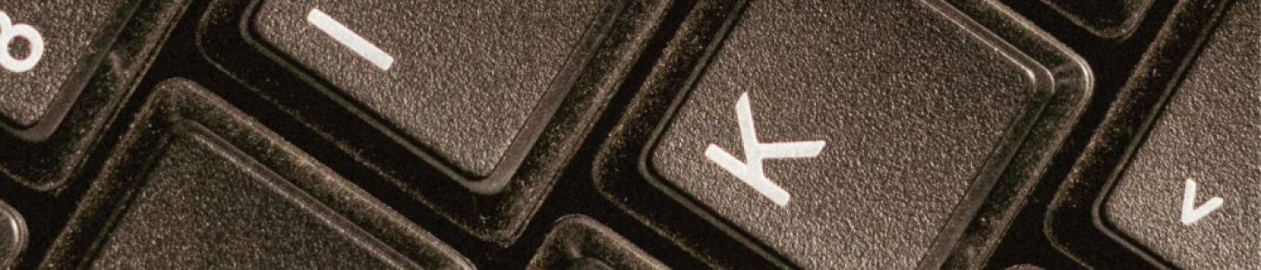 Une vue rapprochée mettant en évidence les détails d'un clavier d'ordinateur.Photo de Iqbal farooz: https://www.pexels.com/fr-fr/photo/ordinateur-portable-industrie-internet-technologie-19164191/