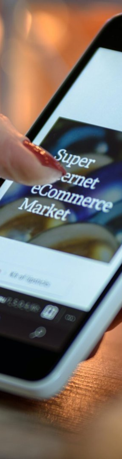 Achat en ligne : Recherche et paiement sur un site e-commercePhoto de PhotoMIX Company: https://www.pexels.com/fr-fr/photo/personne-utilisant-un-smartphone-noir-et-blanc-et-tenant-une-carte-bleue-230544/