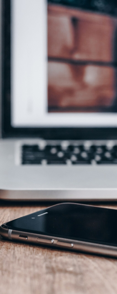 Téléphone devant un ordinateur