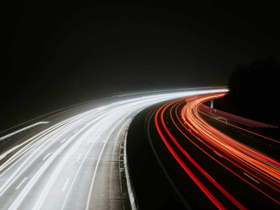 Traînées Lumineuses des Voitures - Mouvement et Énergie Urbaine