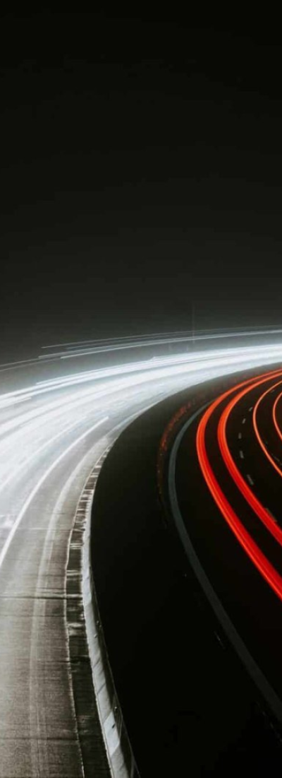 Traînées Lumineuses des Voitures - Mouvement et Énergie Urbaine