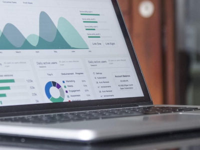 Visualisation des KPI : Courbes et résultats publicitaires en présentationhttps://unsplash.com/fr/photos/ordinateur-portable-sur-table-en-verre-hpjSkU2UYSU?utm_content=creditShareLink&utm_medium=referral&utm_source=unsplash