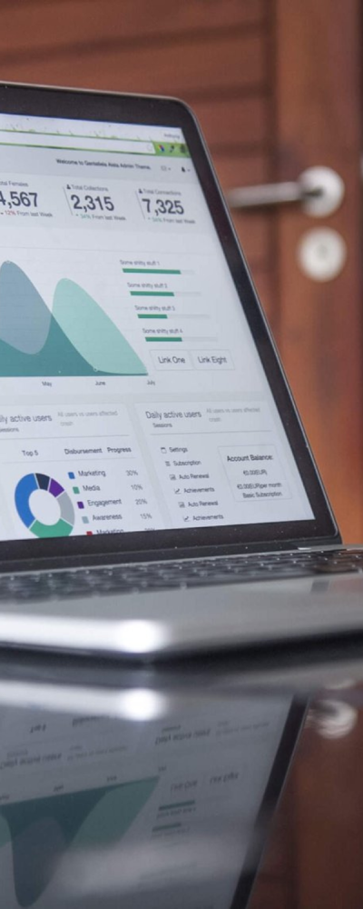 Visualisation des KPI : Courbes et résultats publicitaires en présentationhttps://unsplash.com/fr/photos/ordinateur-portable-sur-table-en-verre-hpjSkU2UYSU?utm_content=creditShareLink&utm_medium=referral&utm_source=unsplash