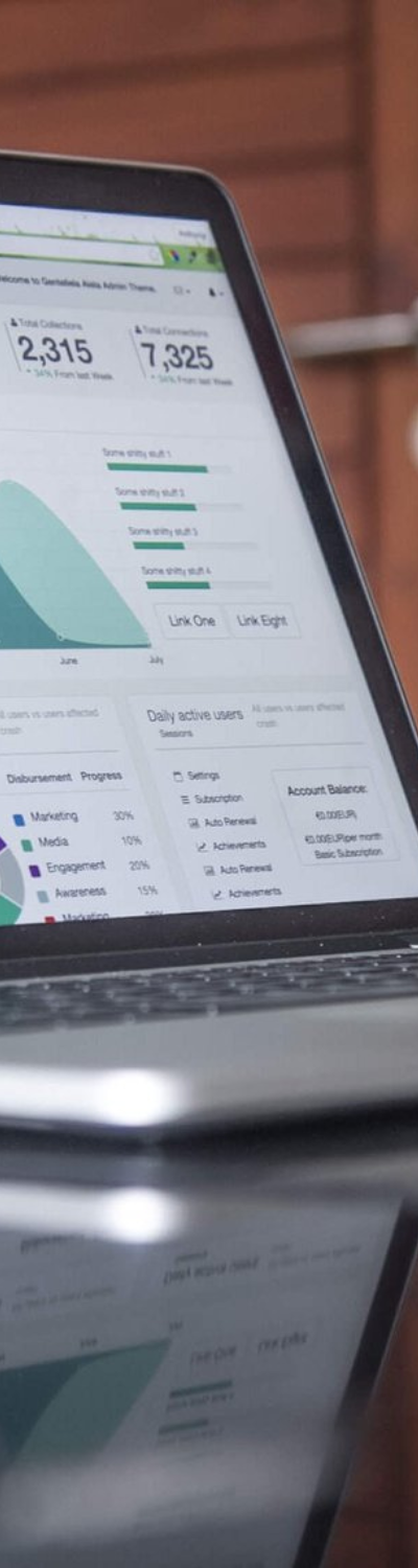 Visualisation des KPI : Courbes et résultats publicitaires en présentationhttps://unsplash.com/fr/photos/ordinateur-portable-sur-table-en-verre-hpjSkU2UYSU?utm_content=creditShareLink&utm_medium=referral&utm_source=unsplash