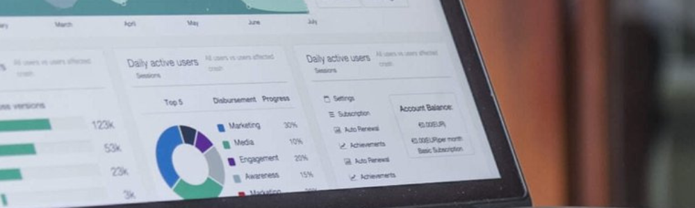 Visualisation des KPI : Courbes et résultats publicitaires en présentationhttps://unsplash.com/fr/photos/ordinateur-portable-sur-table-en-verre-hpjSkU2UYSU?utm_content=creditShareLink&utm_medium=referral&utm_source=unsplash