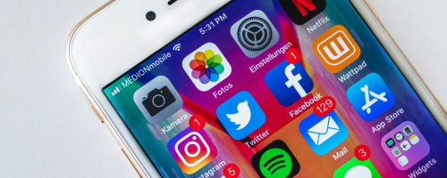 Écran de Smartphone avec Notifications des Réseaux Sociaux