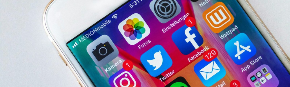 Écran de Smartphone avec Notifications des Réseaux Sociaux