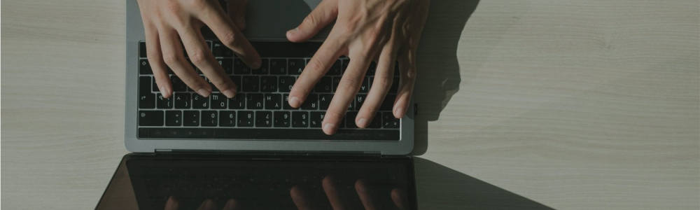 Personne travaillant sur un projet informatique