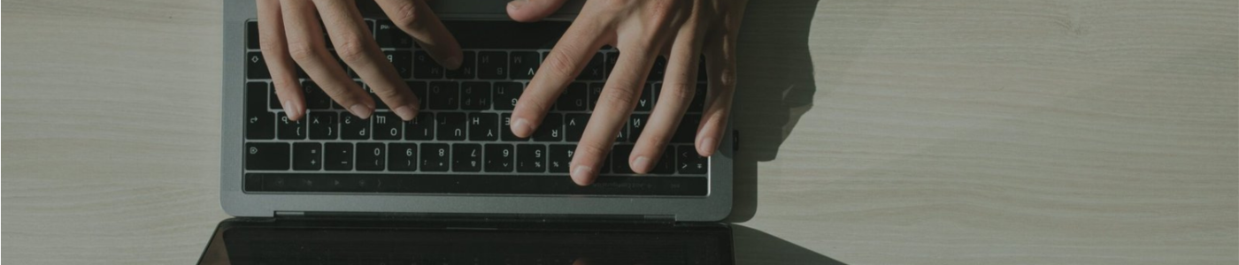 Personne travaillant sur un projet informatique