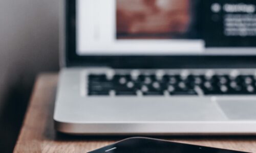 Synergie entre le téléphone et l’ordinateur Téléphone devant un ordinateur