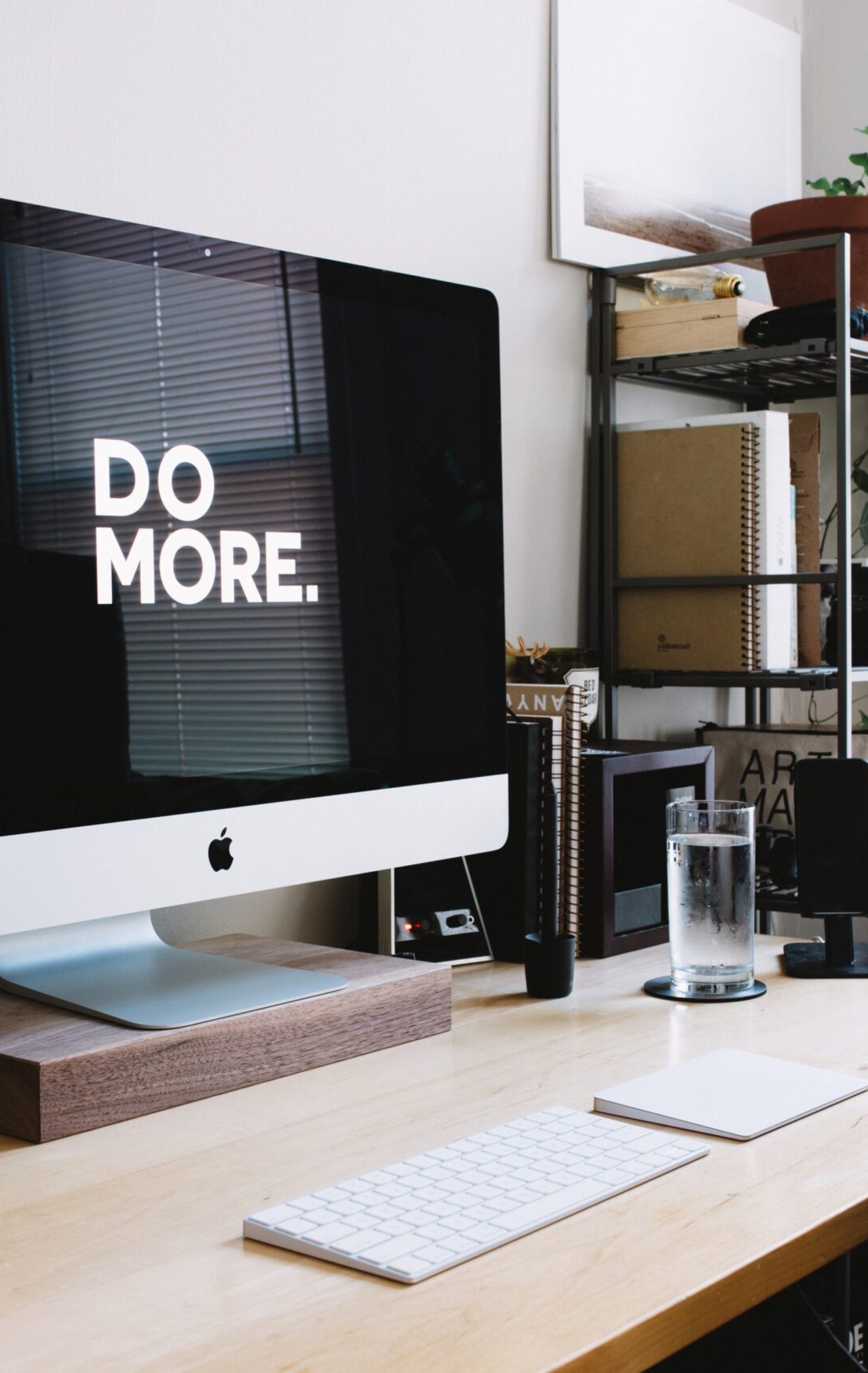 Ordinateur sur un bureau avec la phrase "Do More" ("Fais en plus")