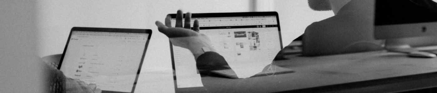 Personne en réunion pour un projet de création de sites web