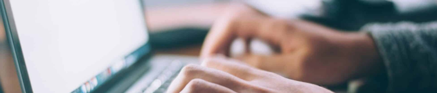 Personne Écrivant sur un Clavier