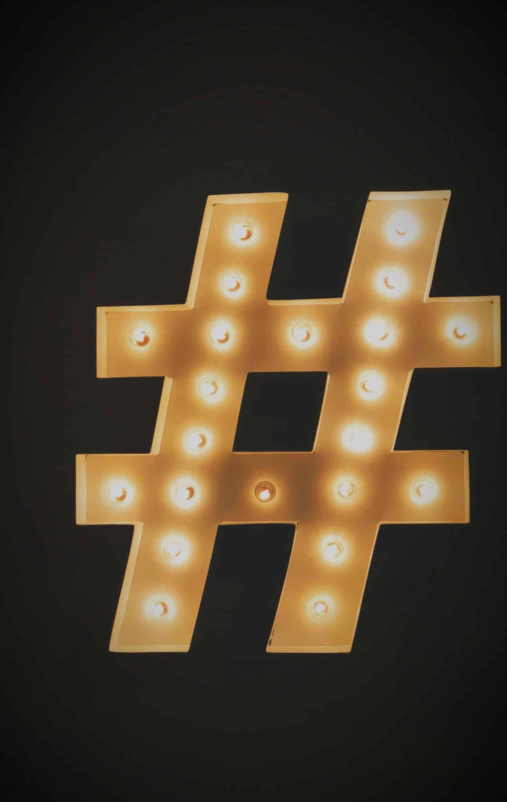 Hashtag Lumineux - Symbole de Tendance et de Visibilité