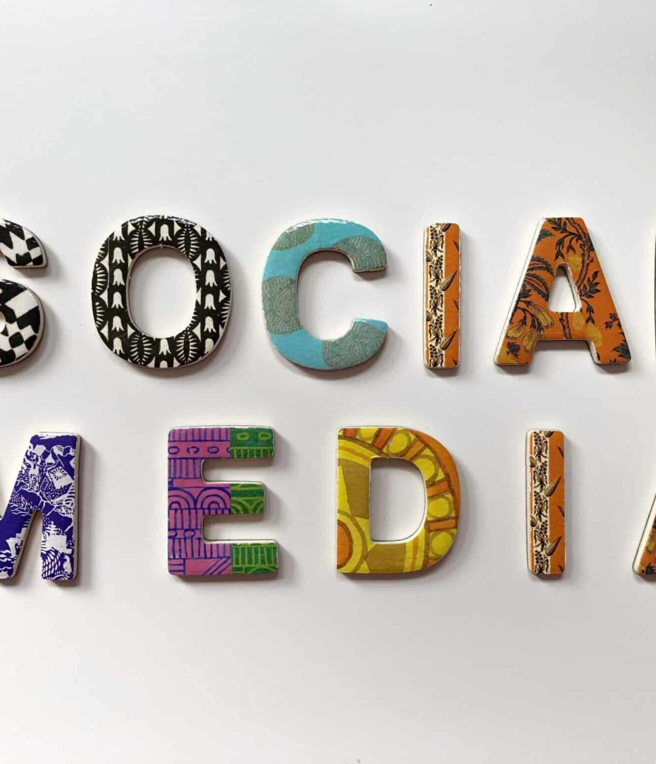 Inscription "Social Media" en Différentes Couleurs - Marketing Digital