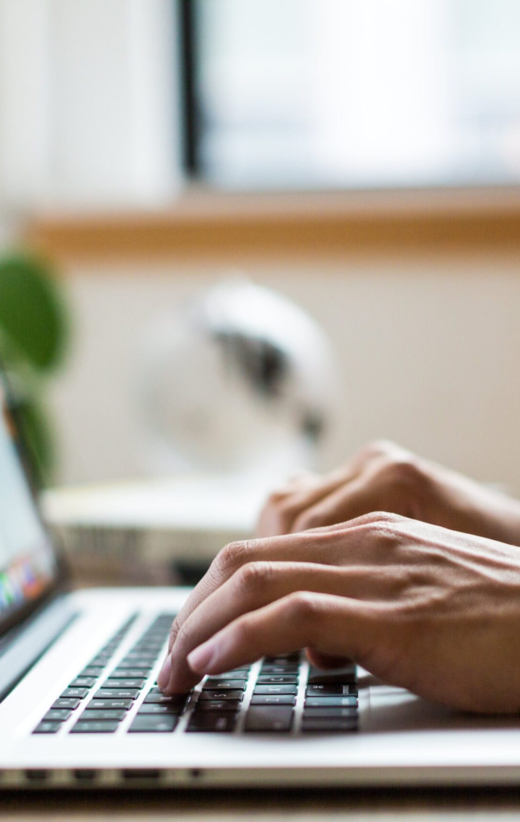 Personne tapant sur un clavier d'ordinateur