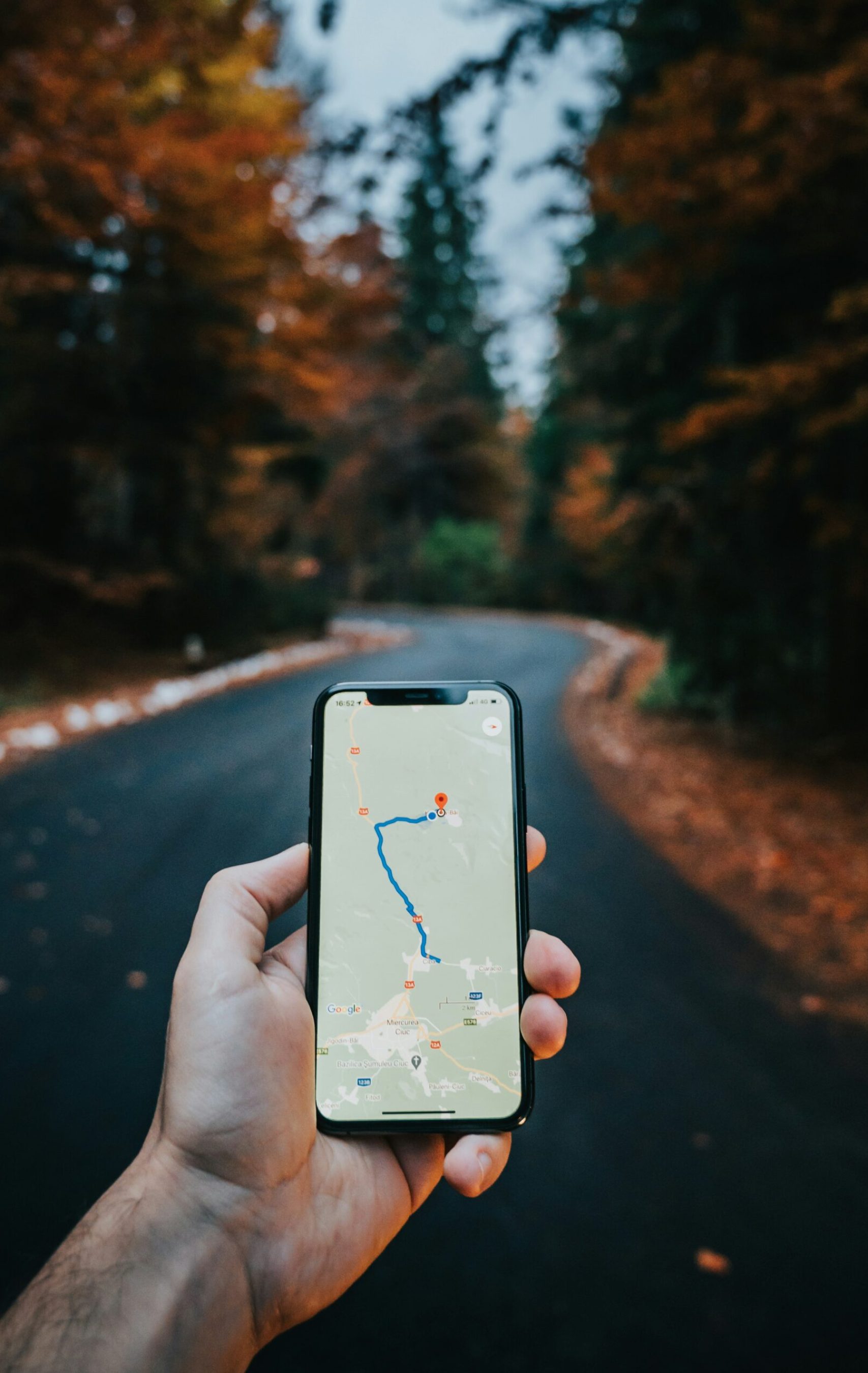 Téléphone avec une map - Localisation sur une Route Automnale